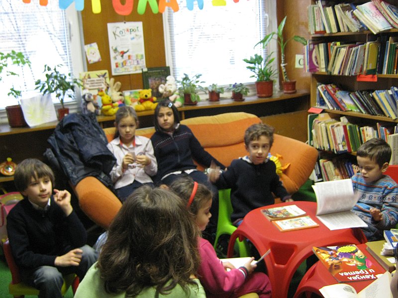 IMG_3318.JPG - Четем приказката "Палавото меченце"