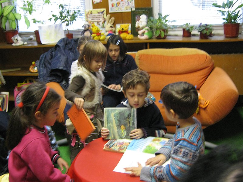 IMG_3321.JPG - Четем приказката "Палавото меченце"