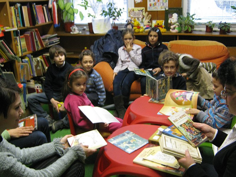 IMG_3323.JPG - Четем приказката "Палавото меченце"