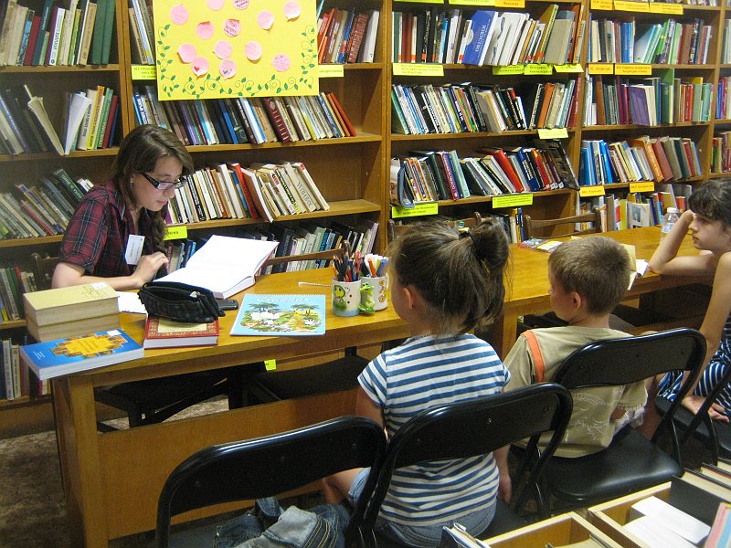 IMG_8668.JPG - Четене на приказки от Шекспир, преразказани за деца. С деца от Детски център "Портокал".