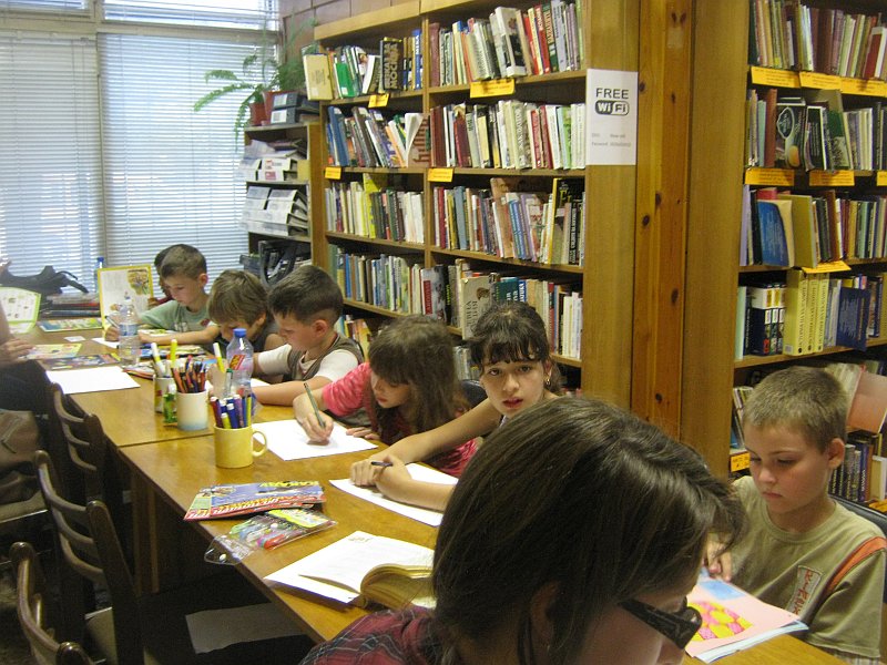 IMG_8677.JPG - Четене на приказки от Шекспир, преразказани за деца. С деца от Детски център "Портокал".