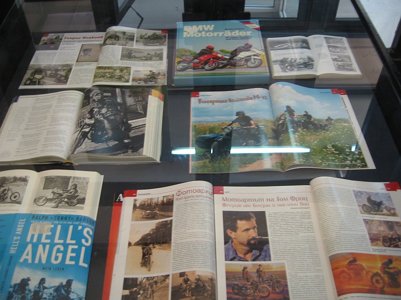 IMG_8952.JPG - Изложбата е по повод 40 години от издаването на книгата "Дзен и изкуството да се поддържа мотоциклет" и 45 години от премиерата на филма "Волният ездач". В партньорство с Мотоклуб "Хептагон груп". В деня на откриването в изложбеното фоайе на Регионална библиотека са представени фотографии на Петър Петров и Петко Момчилов, както и издания от фонда на библиотеката посветени на мотодвижението, а пред библиотеката - мотоциклетите на членовете на Мотоклуб „Хептагон груп”.
