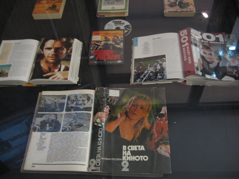 IMG_8953.JPG - Изложбата е по повод 40 години от издаването на книгата "Дзен и изкуството да се поддържа мотоциклет" и 45 години от премиерата на филма "Волният ездач". В партньорство с Мотоклуб "Хептагон груп". В деня на откриването в изложбеното фоайе на Регионална библиотека са представени фотографии на Петър Петров и Петко Момчилов, както и издания от фонда на библиотеката посветени на мотодвижението, а пред библиотеката - мотоциклетите на членовете на Мотоклуб „Хептагон груп”.