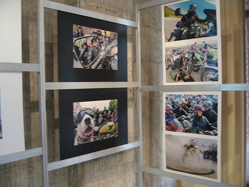 IMG_8955.JPG - Изложбата е по повод 40 години от издаването на книгата "Дзен и изкуството да се поддържа мотоциклет" и 45 години от премиерата на филма "Волният ездач". В партньорство с Мотоклуб "Хептагон груп". В деня на откриването в изложбеното фоайе на Регионална библиотека са представени фотографии на Петър Петров и Петко Момчилов, както и издания от фонда на библиотеката посветени на мотодвижението, а пред библиотеката - мотоциклетите на членовете на Мотоклуб „Хептагон груп”.
