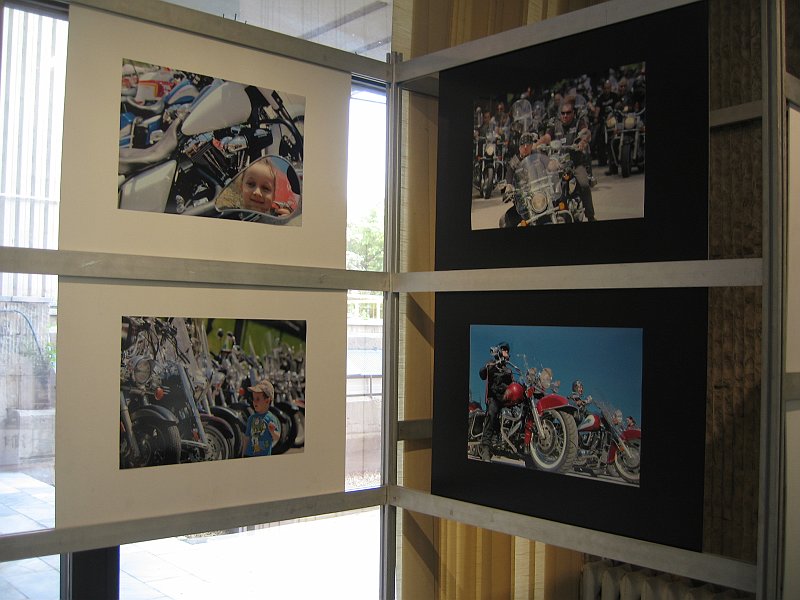 IMG_8956.JPG - Изложбата е по повод 40 години от издаването на книгата "Дзен и изкуството да се поддържа мотоциклет" и 45 години от премиерата на филма "Волният ездач". В партньорство с Мотоклуб "Хептагон груп". В деня на откриването в изложбеното фоайе на Регионална библиотека са представени фотографии на Петър Петров и Петко Момчилов, както и издания от фонда на библиотеката посветени на мотодвижението, а пред библиотеката - мотоциклетите на членовете на Мотоклуб „Хептагон груп”.