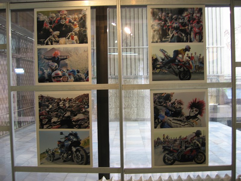 IMG_8957.JPG - Изложбата е по повод 40 години от издаването на книгата "Дзен и изкуството да се поддържа мотоциклет" и 45 години от премиерата на филма "Волният ездач". В партньорство с Мотоклуб "Хептагон груп". В деня на откриването в изложбеното фоайе на Регионална библиотека са представени фотографии на Петър Петров и Петко Момчилов, както и издания от фонда на библиотеката посветени на мотодвижението, а пред библиотеката - мотоциклетите на членовете на Мотоклуб „Хептагон груп”.