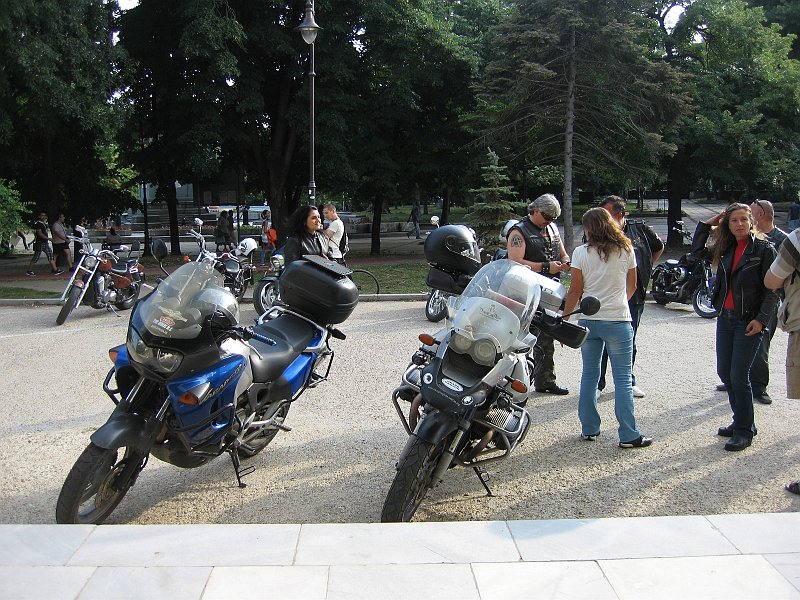 IMG_8963.JPG - Изложбата е по повод 40 години от издаването на книгата "Дзен и изкуството да се поддържа мотоциклет" и 45 години от премиерата на филма "Волният ездач". В партньорство с Мотоклуб "Хептагон груп". В деня на откриването в изложбеното фоайе на Регионална библиотека са представени фотографии на Петър Петров и Петко Момчилов, както и издания от фонда на библиотеката посветени на мотодвижението, а пред библиотеката - мотоциклетите на членовете на Мотоклуб „Хептагон груп”.