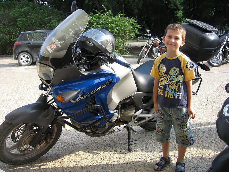 IMG_8964.JPG - Изложбата е по повод 40 години от издаването на книгата "Дзен и изкуството да се поддържа мотоциклет" и 45 години от премиерата на филма "Волният ездач". В партньорство с Мотоклуб "Хептагон груп". В деня на откриването в изложбеното фоайе на Регионална библиотека са представени фотографии на Петър Петров и Петко Момчилов, както и издания от фонда на библиотеката посветени на мотодвижението, а пред библиотеката - мотоциклетите на членовете на Мотоклуб „Хептагон груп”.