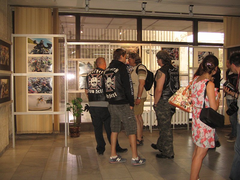 IMG_8966.JPG - Изложбата е по повод 40 години от издаването на книгата "Дзен и изкуството да се поддържа мотоциклет" и 45 години от премиерата на филма "Волният ездач". В партньорство с Мотоклуб "Хептагон груп". В деня на откриването в изложбеното фоайе на Регионална библиотека са представени фотографии на Петър Петров и Петко Момчилов, както и издания от фонда на библиотеката посветени на мотодвижението, а пред библиотеката - мотоциклетите на членовете на Мотоклуб „Хептагон груп”.