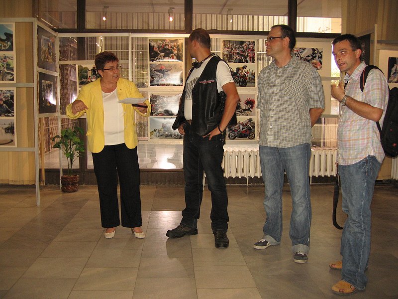 IMG_8971.JPG - Изложбата е по повод 40 години от издаването на книгата "Дзен и изкуството да се поддържа мотоциклет" и 45 години от премиерата на филма "Волният ездач". В партньорство с Мотоклуб "Хептагон груп". В деня на откриването в изложбеното фоайе на Регионална библиотека са представени фотографии на Петър Петров и Петко Момчилов, както и издания от фонда на библиотеката посветени на мотодвижението, а пред библиотеката - мотоциклетите на членовете на Мотоклуб „Хептагон груп”.