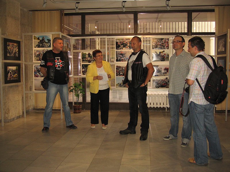 IMG_8974.JPG - Изложбата е по повод 40 години от издаването на книгата "Дзен и изкуството да се поддържа мотоциклет" и 45 години от премиерата на филма "Волният ездач". В партньорство с Мотоклуб "Хептагон груп". В деня на откриването в изложбеното фоайе на Регионална библиотека са представени фотографии на Петър Петров и Петко Момчилов, както и издания от фонда на библиотеката посветени на мотодвижението, а пред библиотеката - мотоциклетите на членовете на Мотоклуб „Хептагон груп”.