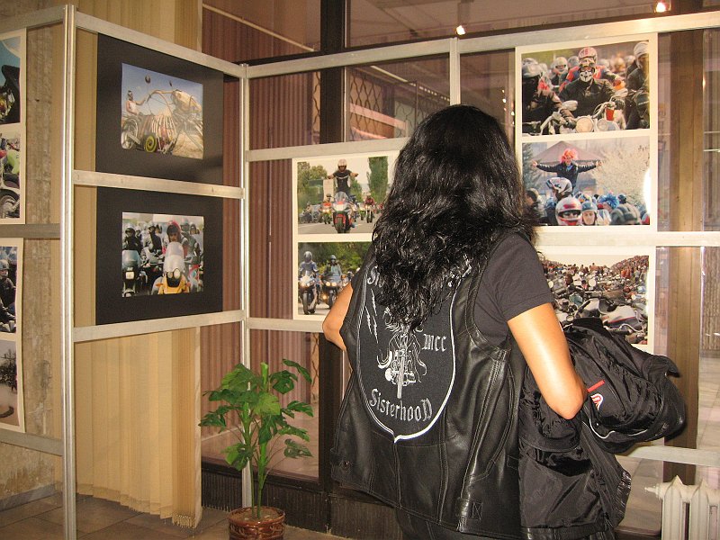 IMG_8975.JPG - Изложбата е по повод 40 години от издаването на книгата "Дзен и изкуството да се поддържа мотоциклет" и 45 години от премиерата на филма "Волният ездач". В партньорство с Мотоклуб "Хептагон груп". В деня на откриването в изложбеното фоайе на Регионална библиотека са представени фотографии на Петър Петров и Петко Момчилов, както и издания от фонда на библиотеката посветени на мотодвижението, а пред библиотеката - мотоциклетите на членовете на Мотоклуб „Хептагон груп”.