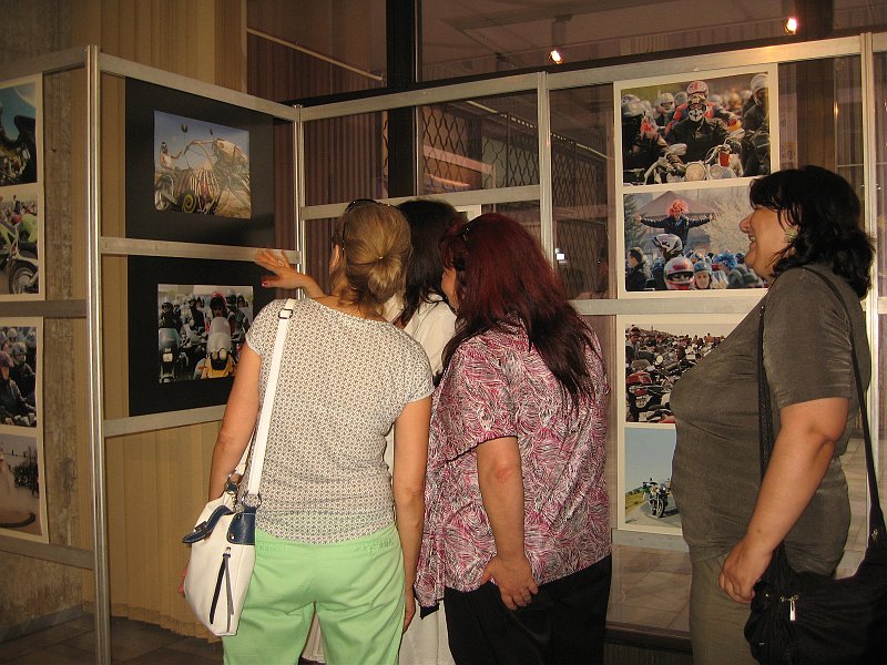 IMG_8976.JPG - Изложбата е по повод 40 години от издаването на книгата "Дзен и изкуството да се поддържа мотоциклет" и 45 години от премиерата на филма "Волният ездач". В партньорство с Мотоклуб "Хептагон груп". В деня на откриването в изложбеното фоайе на Регионална библиотека са представени фотографии на Петър Петров и Петко Момчилов, както и издания от фонда на библиотеката посветени на мотодвижението, а пред библиотеката - мотоциклетите на членовете на Мотоклуб „Хептагон груп”.