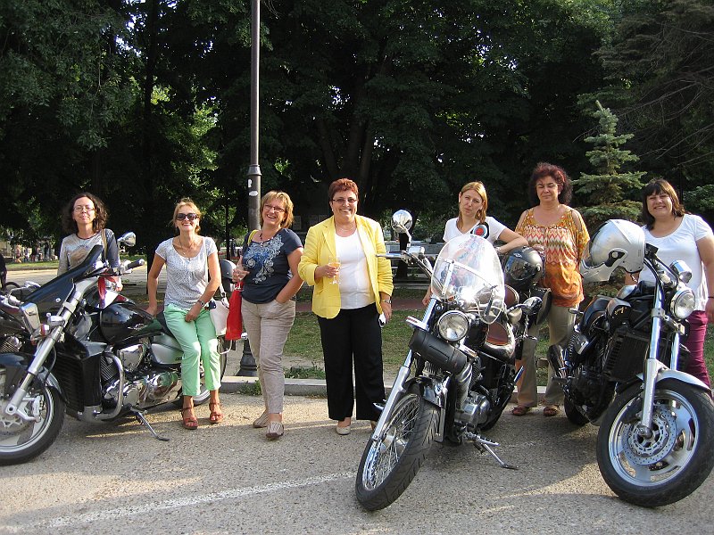 IMG_8977.JPG - Изложбата е по повод 40 години от издаването на книгата "Дзен и изкуството да се поддържа мотоциклет" и 45 години от премиерата на филма "Волният ездач". В партньорство с Мотоклуб "Хептагон груп". В деня на откриването в изложбеното фоайе на Регионална библиотека са представени фотографии на Петър Петров и Петко Момчилов, както и издания от фонда на библиотеката посветени на мотодвижението, а пред библиотеката - мотоциклетите на членовете на Мотоклуб „Хептагон груп”.