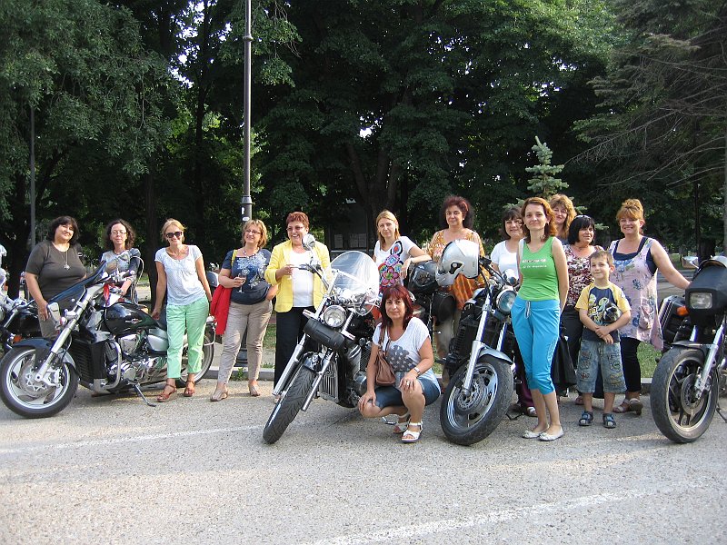 IMG_8979.JPG - Изложбата е по повод 40 години от издаването на книгата "Дзен и изкуството да се поддържа мотоциклет" и 45 години от премиерата на филма "Волният ездач". В партньорство с Мотоклуб "Хептагон груп". В деня на откриването в изложбеното фоайе на Регионална библиотека са представени фотографии на Петър Петров и Петко Момчилов, както и издания от фонда на библиотеката посветени на мотодвижението, а пред библиотеката - мотоциклетите на членовете на Мотоклуб „Хептагон груп”.