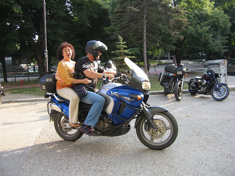 IMG_8987.JPG - Изложбата е по повод 40 години от издаването на книгата "Дзен и изкуството да се поддържа мотоциклет" и 45 години от премиерата на филма "Волният ездач". В партньорство с Мотоклуб "Хептагон груп". В деня на откриването в изложбеното фоайе на Регионална библиотека са представени фотографии на Петър Петров и Петко Момчилов, както и издания от фонда на библиотеката посветени на мотодвижението, а пред библиотеката - мотоциклетите на членовете на Мотоклуб „Хептагон груп”.