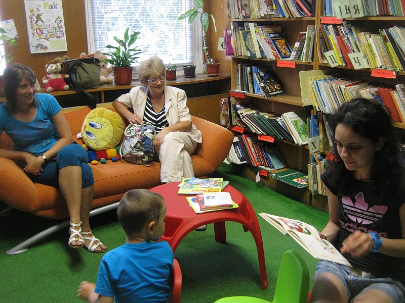 IMG_8657.JPG - Четем "Приказка за светулката" от Веса Паспалеева