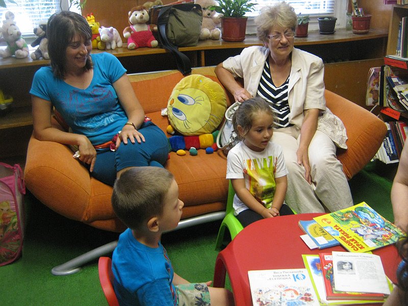 IMG_8659.JPG - Четем "Приказка за светулката" от Веса Паспалеева