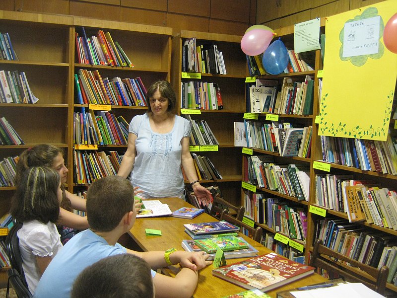 IMG_8464.JPG - Тема: "Тайнството на библиотеката". Запознаване с историята на Александрийската библиотeка и с необикновените "приключения" на бележити книги. Разглеждане на стари издания на популярна детска литература. Учим се как да си направим "читателски дневник".