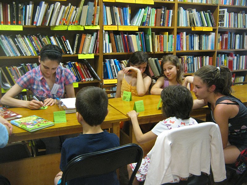 IMG_8467.JPG - Тема: "Тайнството на библиотеката". Запознаване с историята на Александрийската библиотeка и с необикновените "приключения" на бележити книги. Разглеждане на стари издания на популярна детска литература. Учим се как да си направим "читателски дневник".