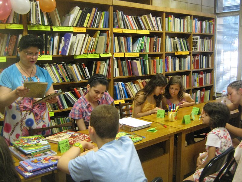 IMG_8475.JPG - Тема: "Тайнството на библиотеката". Запознаване с историята на Александрийската библиотeка и с необикновените "приключения" на бележити книги. Разглеждане на стари издания на популярна детска литература. Учим се как да си направим "читателски дневник".