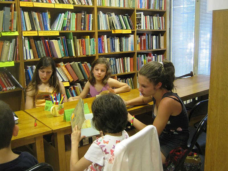 IMG_8477.JPG - Тема: "Тайнството на библиотеката". Запознаване с историята на Александрийската библиотeка и с необикновените "приключения" на бележити книги. Разглеждане на стари издания на популярна детска литература. Учим се как да си направим "читателски дневник".