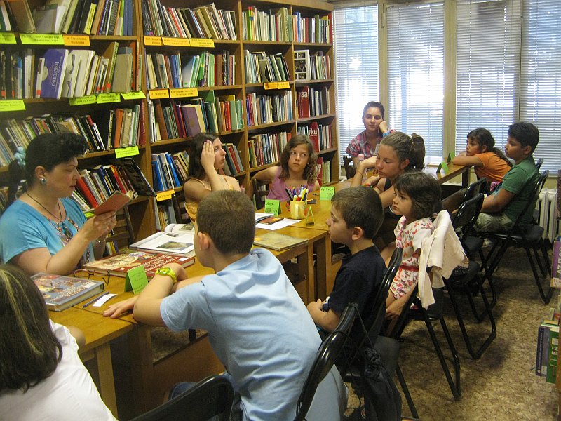 IMG_8482.JPG - Тема: "Тайнството на библиотеката". Запознаване с историята на Александрийската библиотeка и с необикновените "приключения" на бележити книги. Разглеждане на стари издания на популярна детска литература. Учим се как да си направим "читателски дневник".