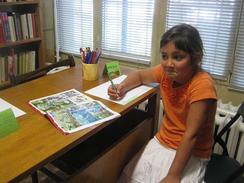 IMG_8483.JPG - Тема: "Тайнството на библиотеката". Запознаване с историята на Александрийската библиотeка и с необикновените "приключения" на бележити книги. Разглеждане на стари издания на популярна детска литература. Учим се как да си направим "читателски дневник".