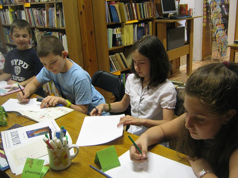 IMG_8484.JPG - Тема: "Тайнството на библиотеката". Запознаване с историята на Александрийската библиотeка и с необикновените "приключения" на бележити книги. Разглеждане на стари издания на популярна детска литература. Учим се как да си направим "читателски дневник".