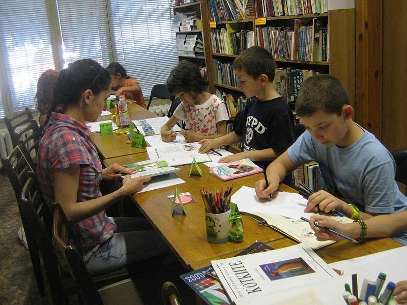 IMG_8485.JPG - Тема: "Тайнството на библиотеката". Запознаване с историята на Александрийската библиотeка и с необикновените "приключения" на бележити книги. Разглеждане на стари издания на популярна детска литература. Учим се как да си направим "читателски дневник".