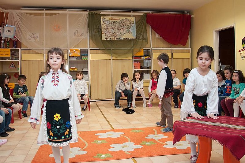 11.jpg - Детски и средношколски комплекс гостува на децата от ІV група в ЦДГ „Синчец“ по повод празника 3 март – Освобождението на България