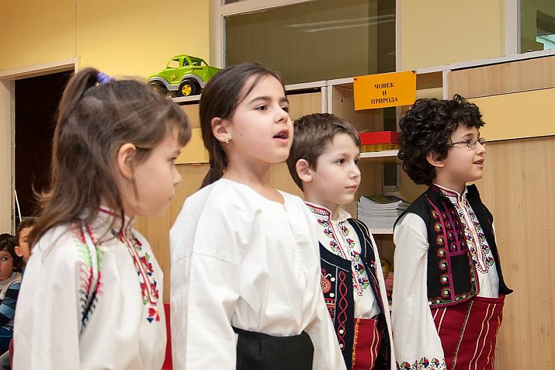 13.jpg - Детски и средношколски комплекс гостува на децата от ІV група в ЦДГ „Синчец“ по повод празника 3 март – Освобождението на България