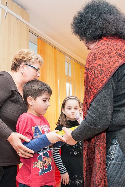 16.jpg - Детски и средношколски комплекс гостува на децата от ІV група в ЦДГ „Синчец“ по повод празника 3 март – Освобождението на България