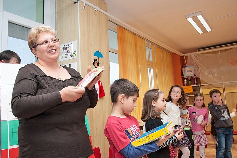 17.jpg - Детски и средношколски комплекс гостува на децата от ІV група в ЦДГ „Синчец“ по повод празника 3 март – Освобождението на България