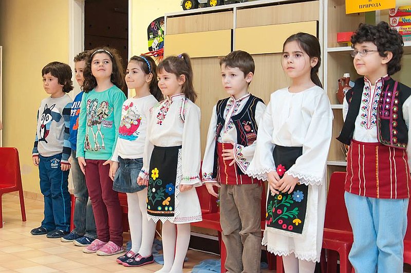 2.jpg - Детски и средношколски комплекс гостува на децата от ІV група в ЦДГ „Синчец“ по повод празника 3 март – Освобождението на България