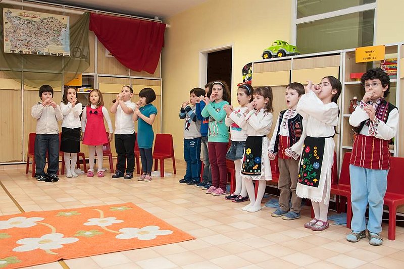 4.jpg - Детски и средношколски комплекс гостува на децата от ІV група в ЦДГ „Синчец“ по повод празника 3 март – Освобождението на България