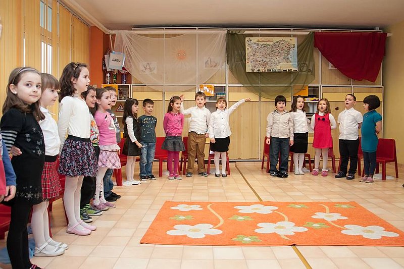 5.jpg - Детски и средношколски комплекс гостува на децата от ІV група в ЦДГ „Синчец“ по повод празника 3 март – Освобождението на България