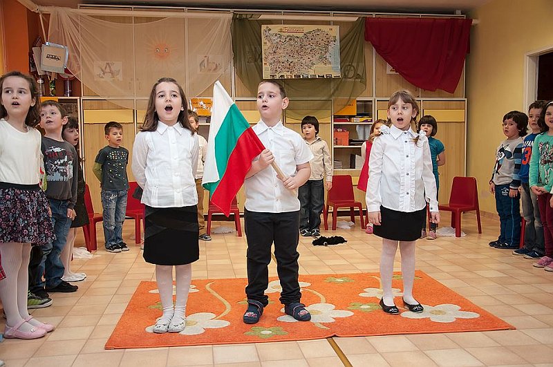 6.jpg - Детски и средношколски комплекс гостува на децата от ІV група в ЦДГ „Синчец“ по повод празника 3 март – Освобождението на България