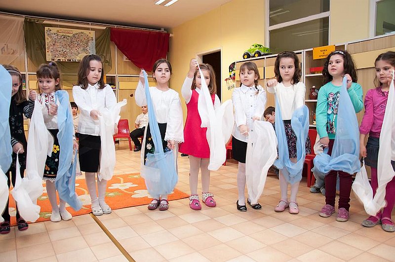 8.jpg - Детски и средношколски комплекс гостува на децата от ІV група в ЦДГ „Синчец“ по повод празника 3 март – Освобождението на България