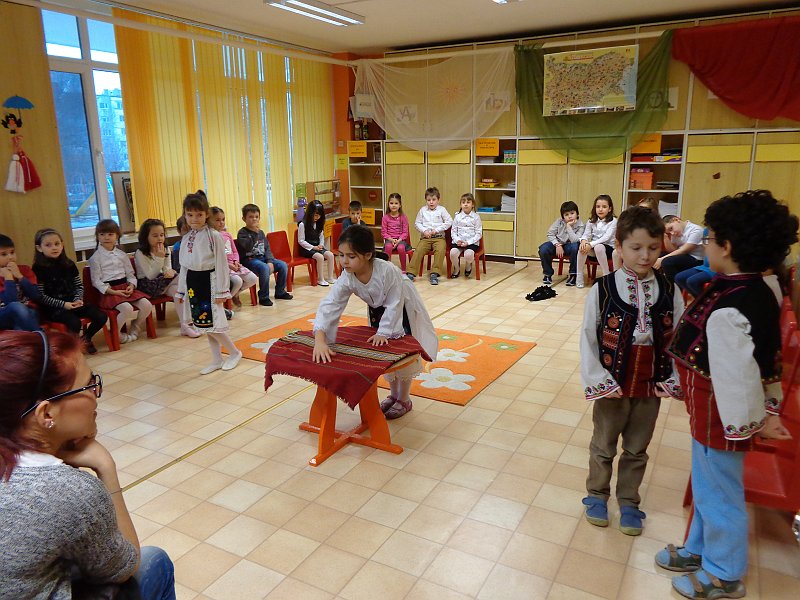 DSC00646.JPG - Детски и средношколски комплекс гостува на децата от ІV група в ЦДГ „Синчец“ по повод празника 3 март – Освобождението на България