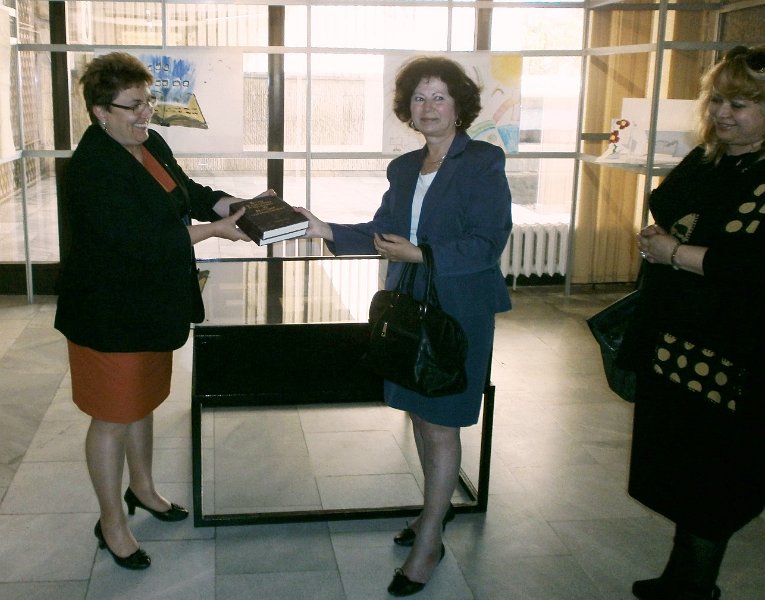 P5220037.JPG - Международната женска организация "Сороптимист Интернешънъл" дарява на библиотеката екземпляри от специалното издание на „Втора Харитонова преправка” на „История славянобългарская”
