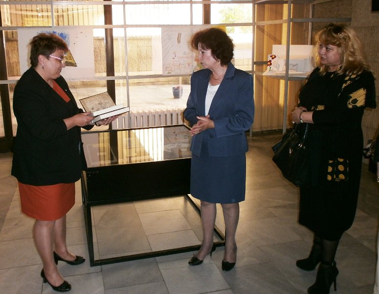 P5220039.JPG - Международната женска организация "Сороптимист Интернешънъл" дарява на библиотеката екземпляри от специалното издание на „Втора Харитонова преправка” на „История славянобългарская”