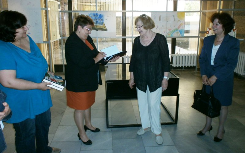 P5220042.JPG - Международната женска организация "Сороптимист Интернешънъл" дарява на библиотеката екземпляри от специалното издание на „Втора Харитонова преправка” на „История славянобългарская”