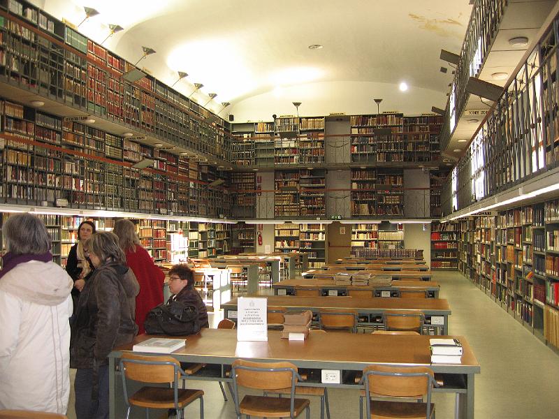 bol_3_24.jpg - Изглед от читалнята на библиотеката