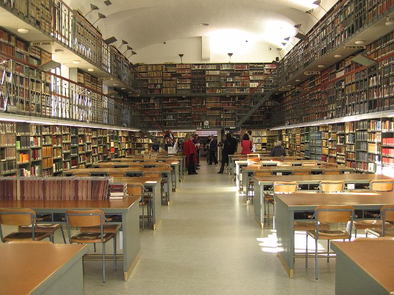 bol_3_29.jpg - Изглед от читалнята на библиотеката