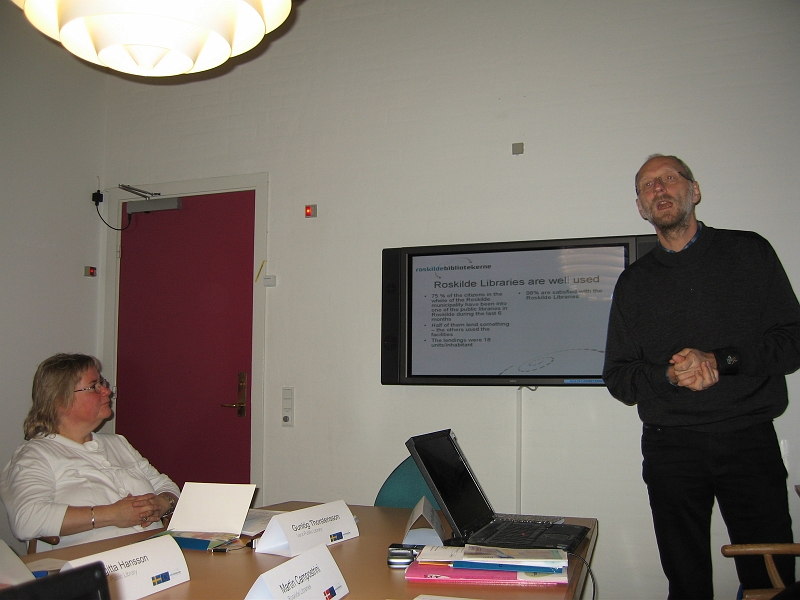 01.1.JPG - Могенс Вестергаард,  директор на библиотеката, приветства с добре дошли участниците
