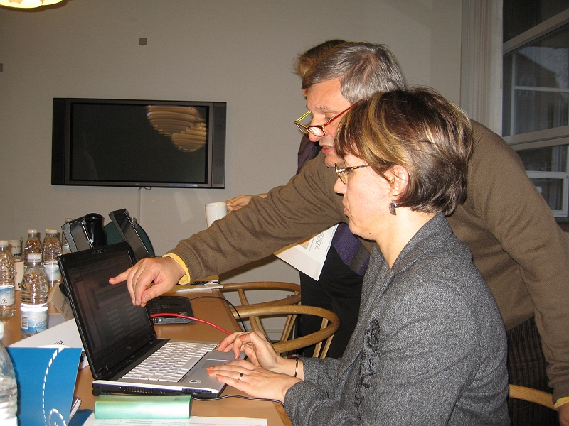 02.3.JPG - Работен процес - координаторите обсъждат