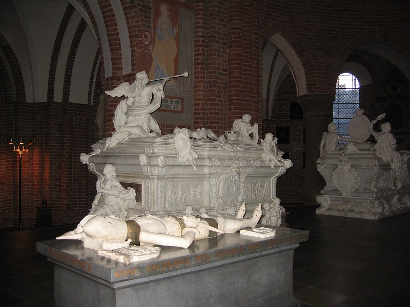 02.8.JPG - Гробницата на датските крале