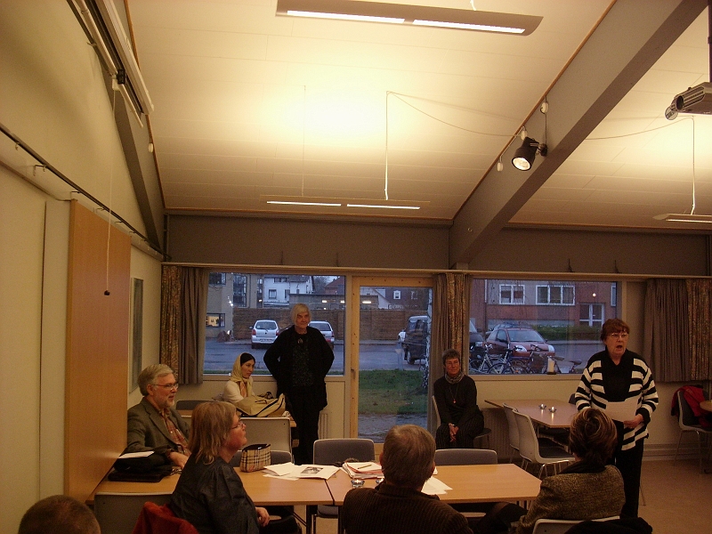 04.5.JPG - Център за Работа на пенсионирани учители-доброволци с емигранти в библиотеката във Виби