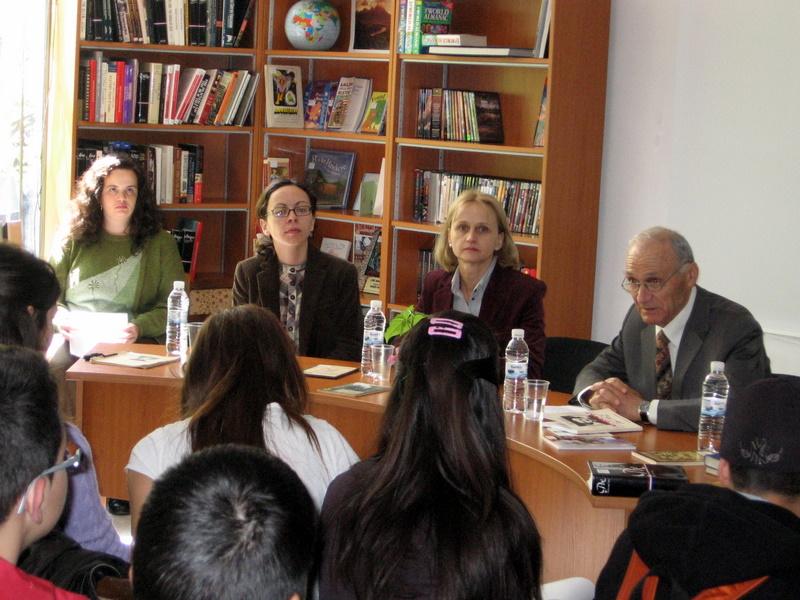 IMG_0007.JPG - Честване на 200 години от рождението на Едгар Алън По. Четене на негови произведения на различни езици и изложба от книги